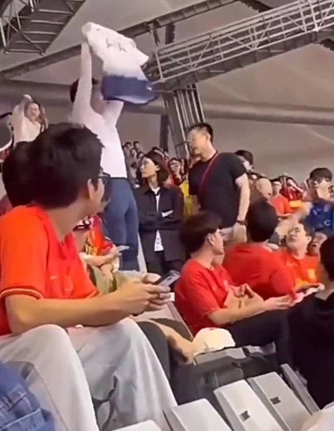 Завирусилось видео со стычкой между фанатами Сон Хын Мина и болельщиками китайской сборной после победы Южной Кореи над Китаем