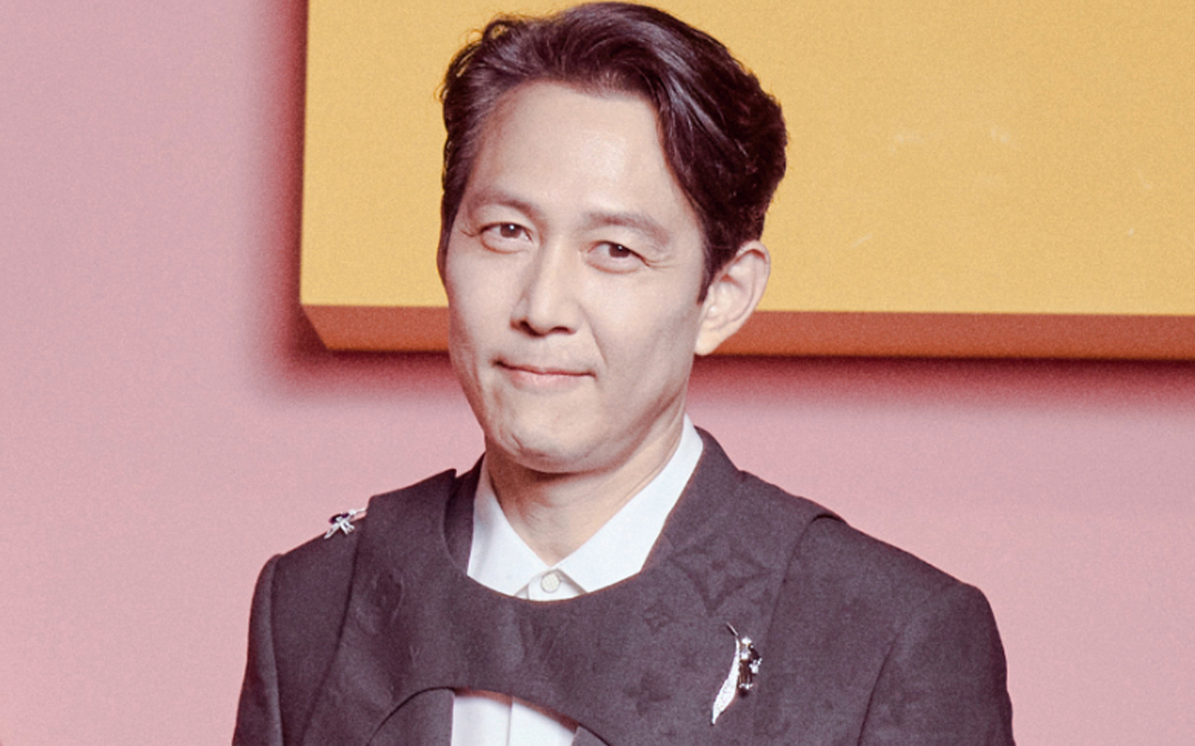 Lee Jung Jae donates his entire award prize money to support struggling