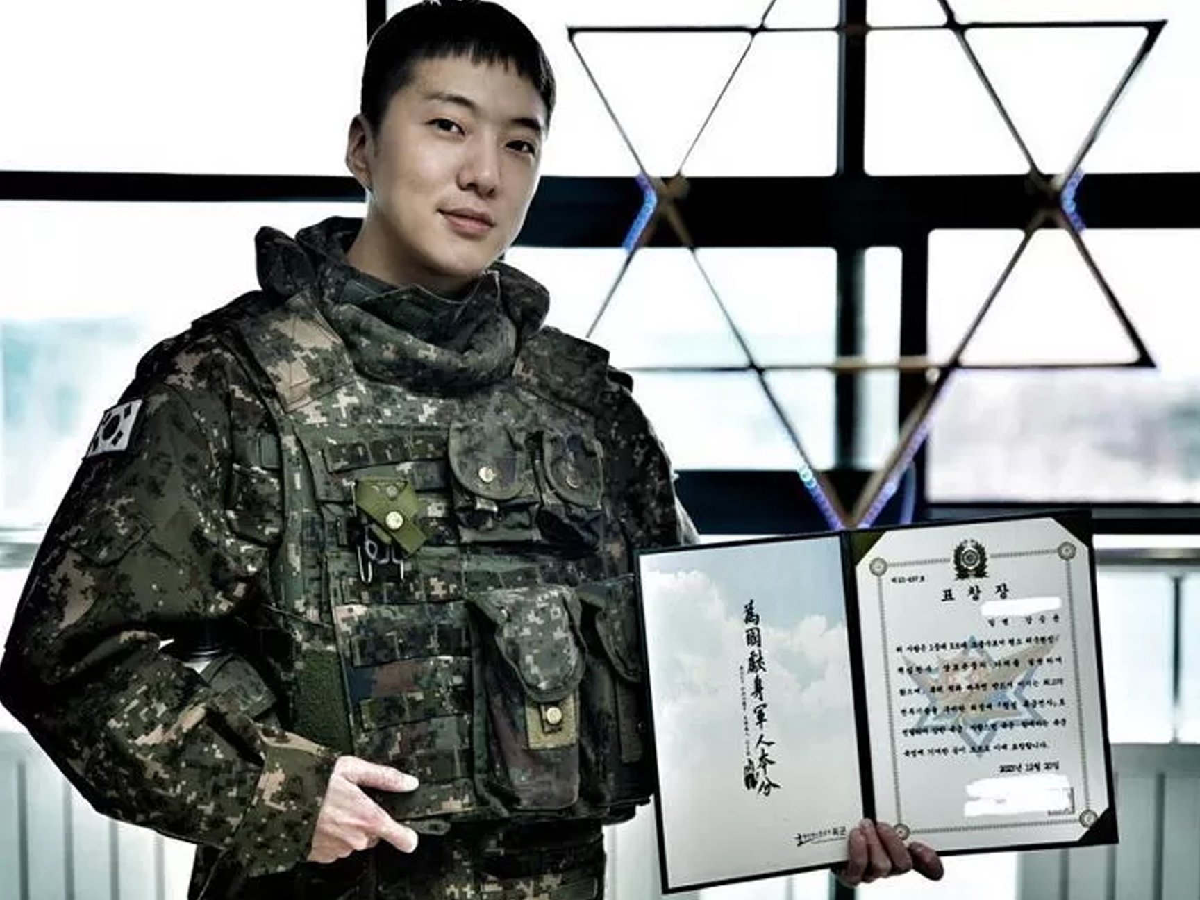 WINNER's Kang Seung-yoon Completes Military Service