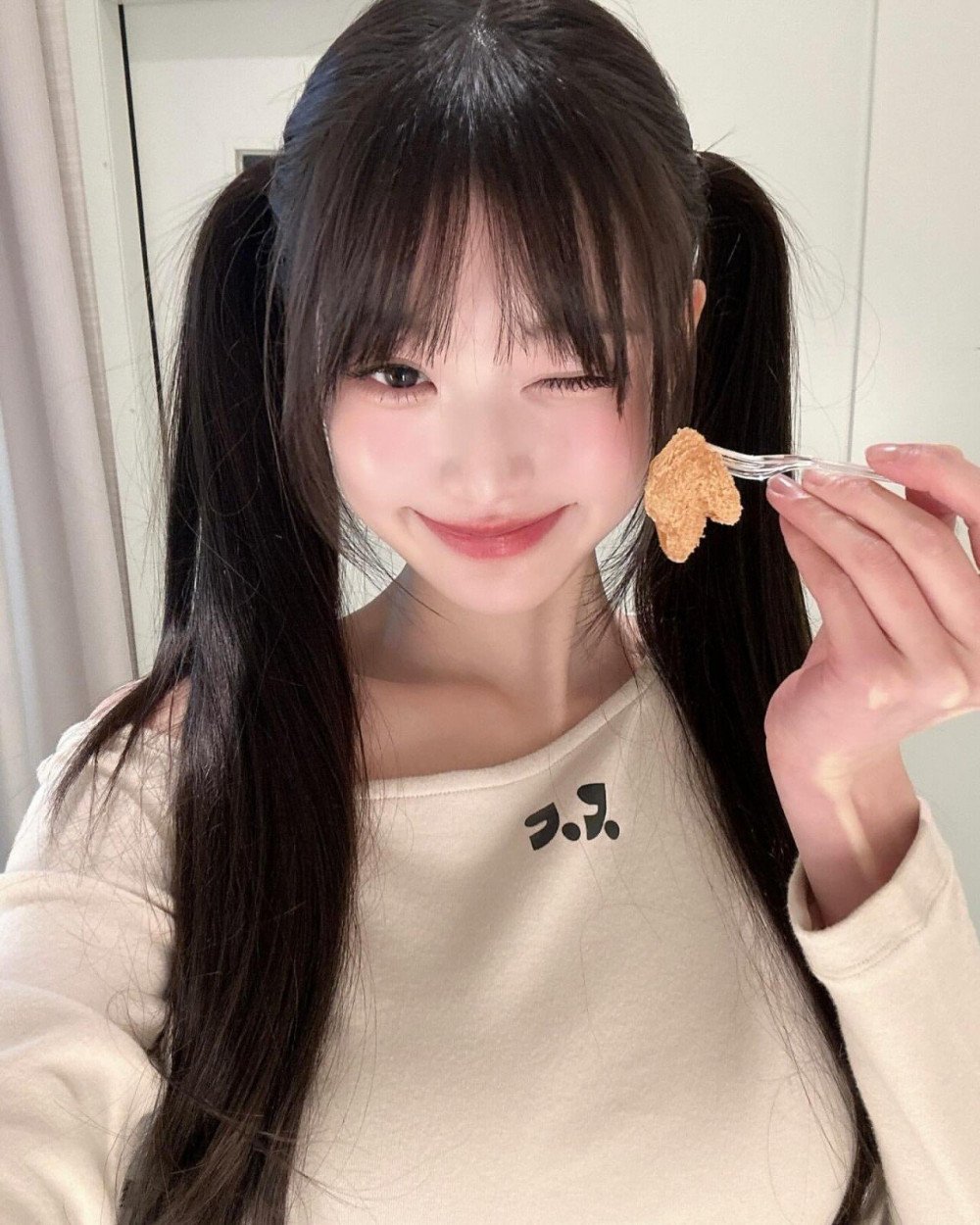 Korean netizens spark a discussion over a recent photo of Jang Won Young and her doll.