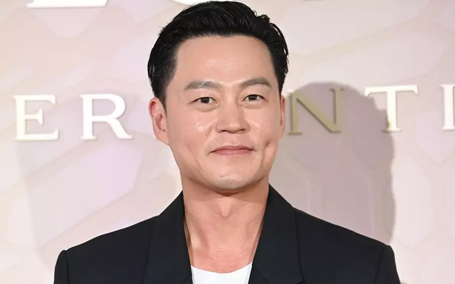 Lee Seo Jin ranks number 1 on the real-time search ranking on various portal sites following “Actor L” gaslighting rumors