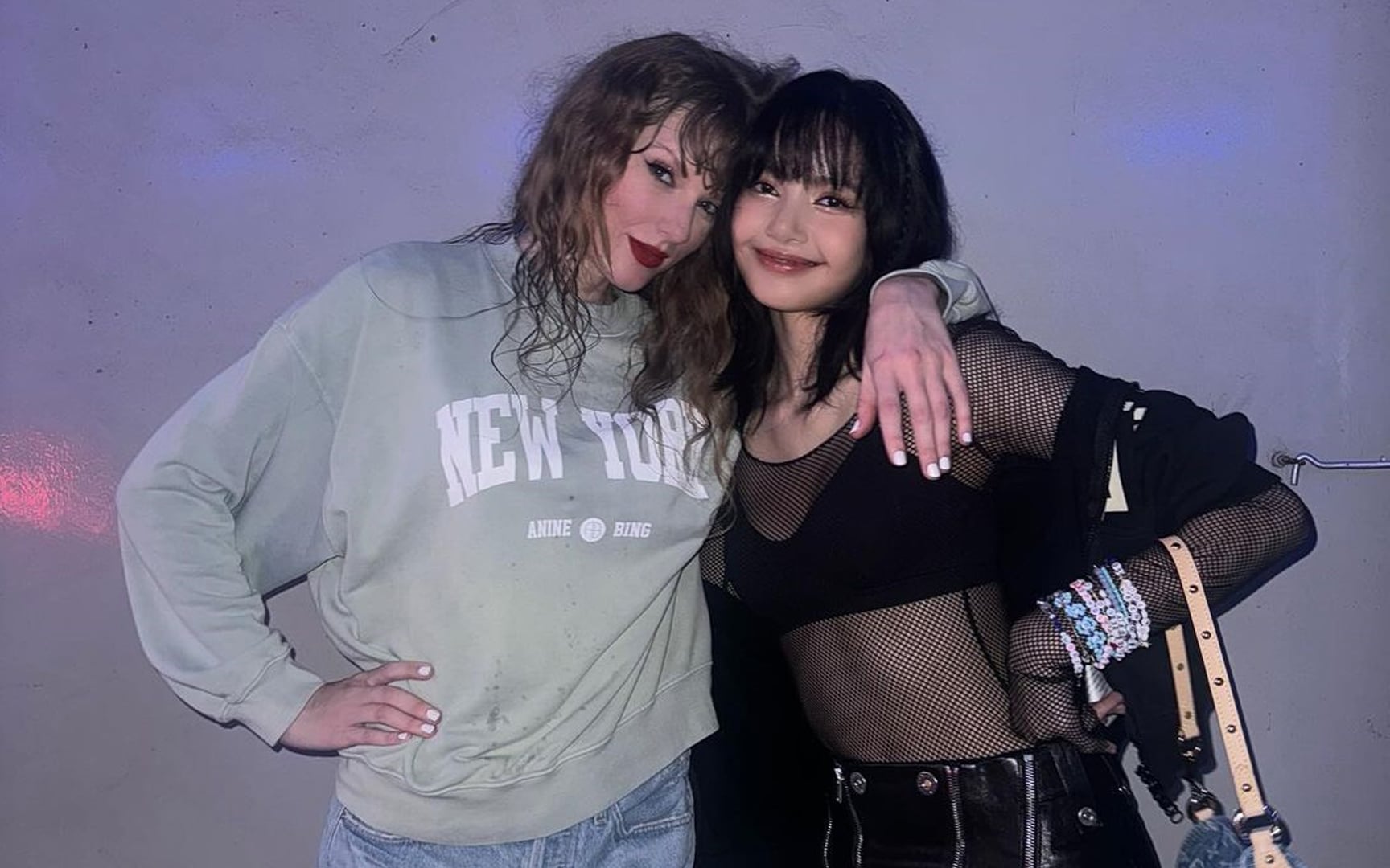 BLACKPINK's Lisa attends Taylor Swift's Eras Tour in Singapore as the(00)
