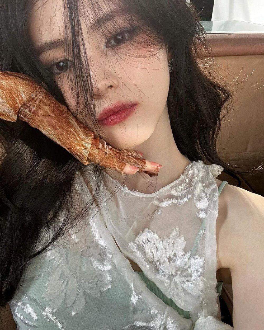 Хан Со Хи опубликовала селфи впервые после скандала на Неделе моды в Париже