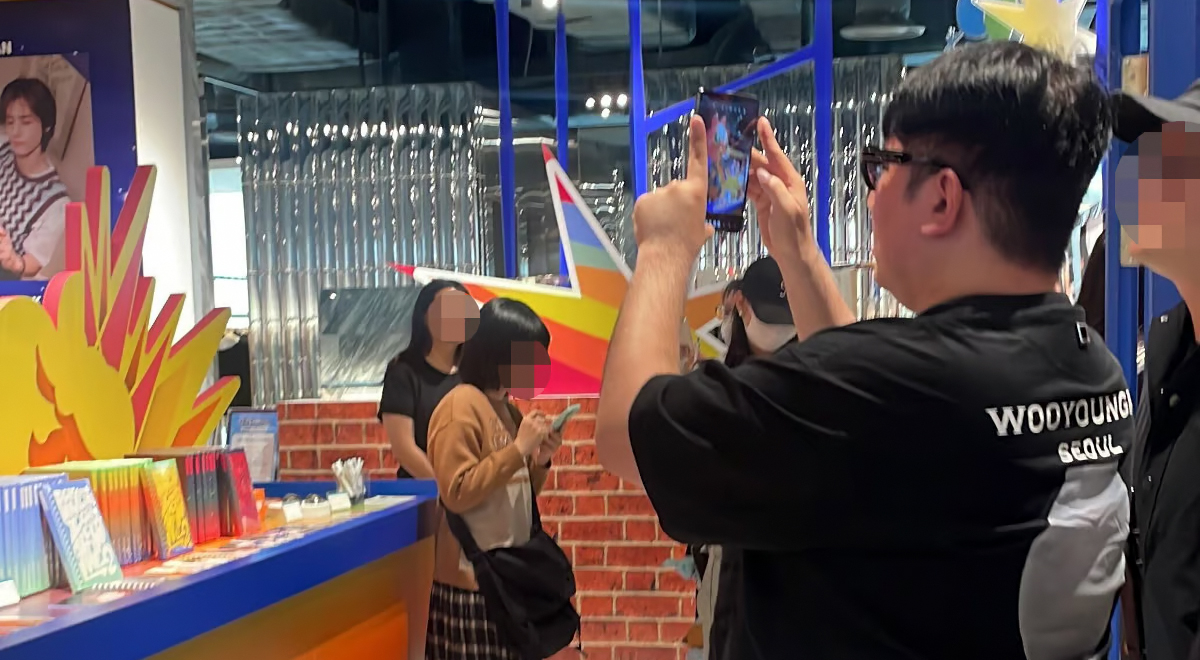 Bang Si Hyuk spotted being a &lsquo;proud dad&rsquo; at BOYNEXTDOOR&rsquo;s Seoul pop-up