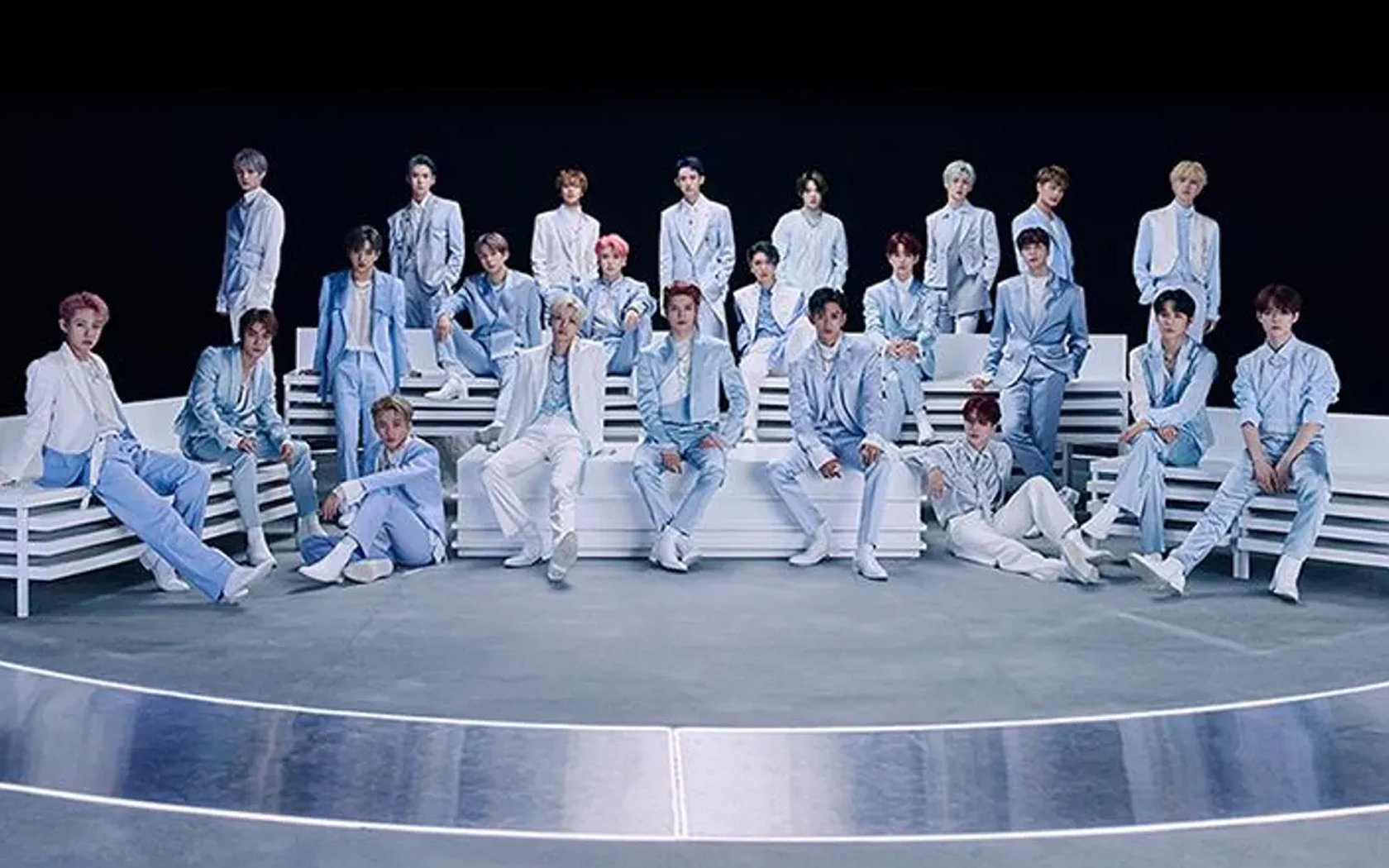 팬들은 SM엔터테인먼트가 NCT 멤버 전원의 휴대폰을 압수했는지 추측하고 있다.