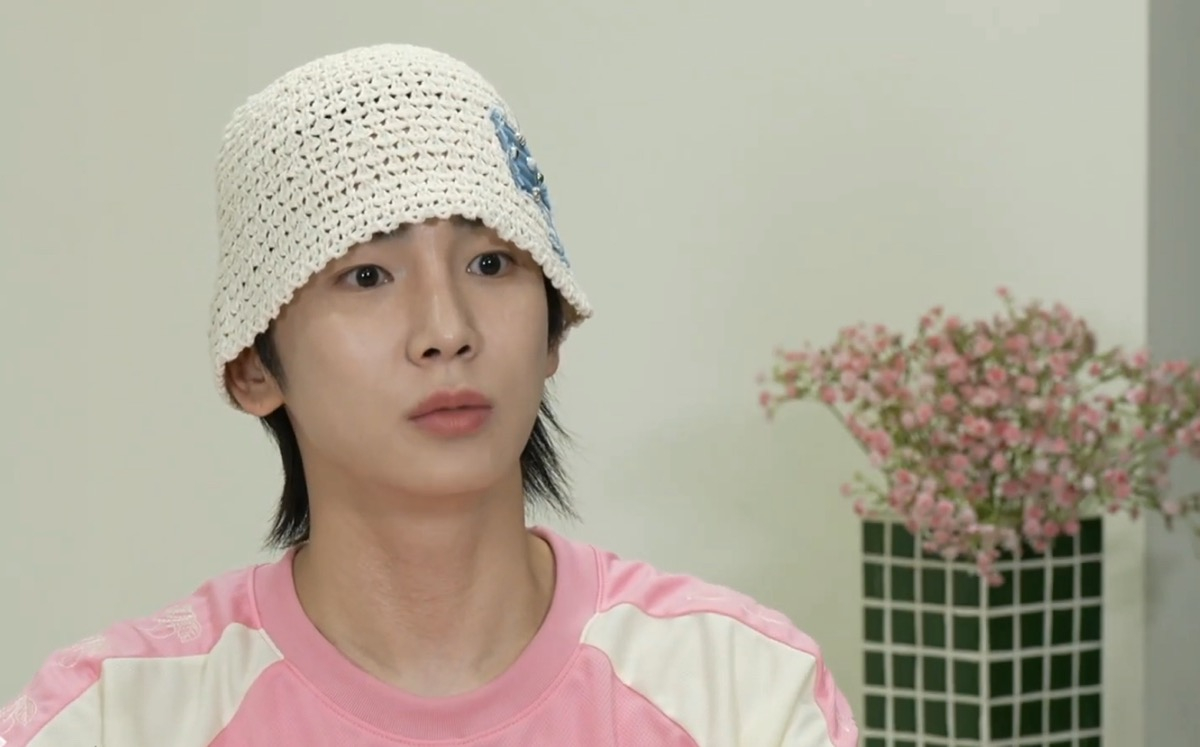 SHINee's Key surprised to find SHINee's signed CD at a retro