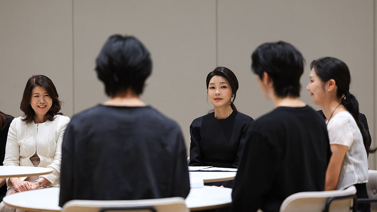 Ibu negara Kim Keon Hee dan istri Perdana Menteri Jepang Kishida Yuko mengunjungi HYBE Labels Ibu negara Kim Keon Hee dan istri Perdana Menteri Jepang Kishida Yuko mengunjungi HYBE Labels