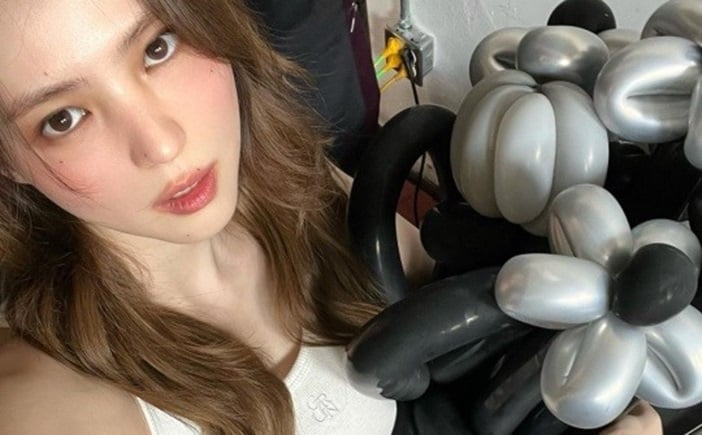 Han So Hee menarik perhatian dengan gaya barunya Han So Hee menarik perhatian dengan gaya barunya