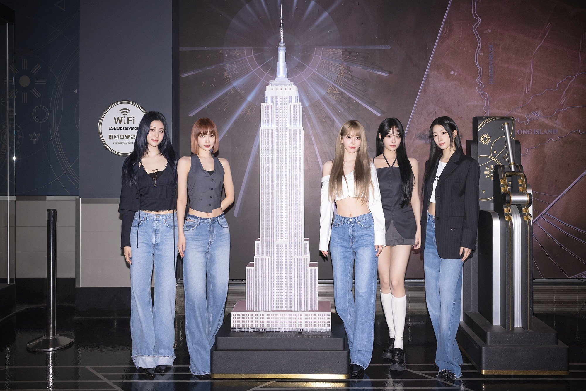LE SSERAFIM menerangi Manhattan dengan warna ‘Fearless Blue’