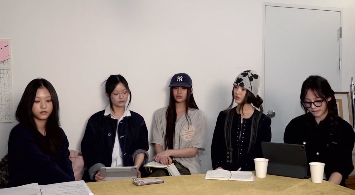 Dengan memberi HYBE waktu 2 minggu untuk mengembalikan posisi Min Hee Jin Dengan memberi HYBE waktu 2 minggu untuk mengembalikan posisi Min Hee Jin