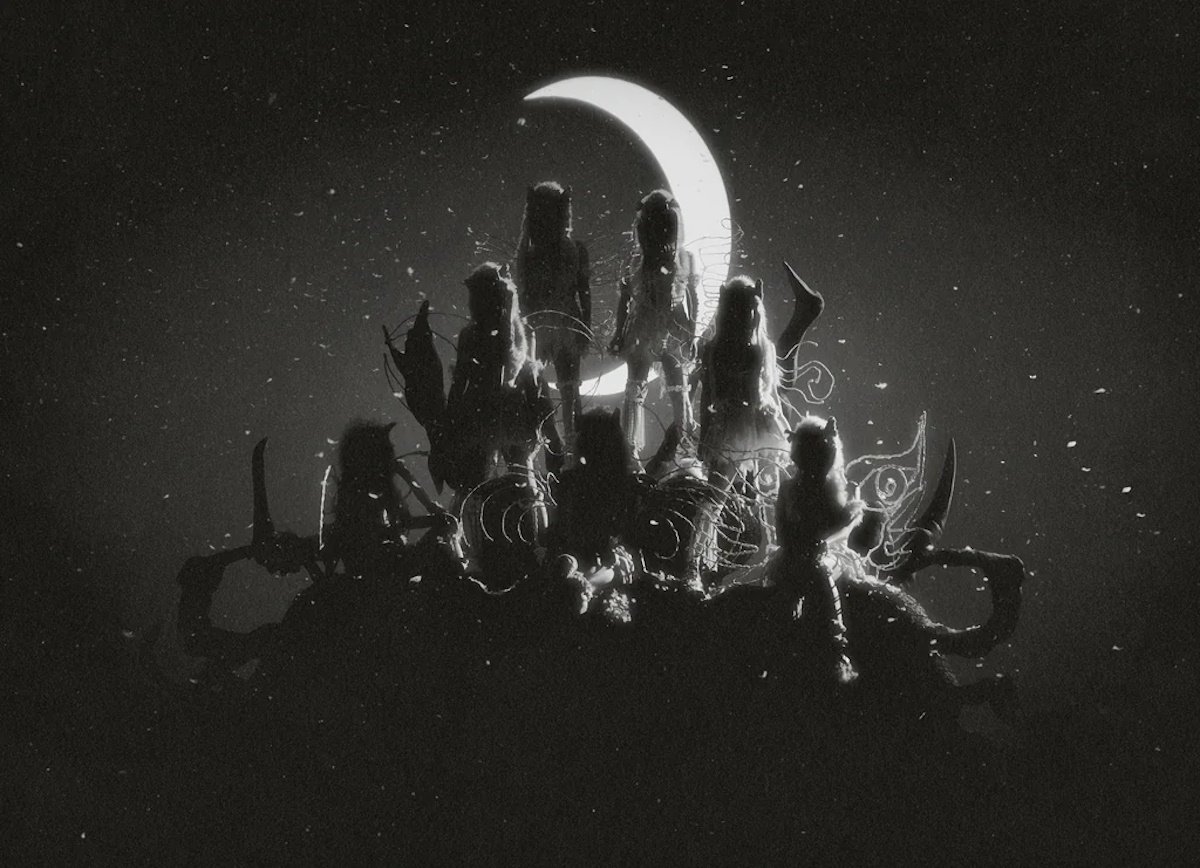 XG melolong ke bulan dalam gambar teaser 'AWE'