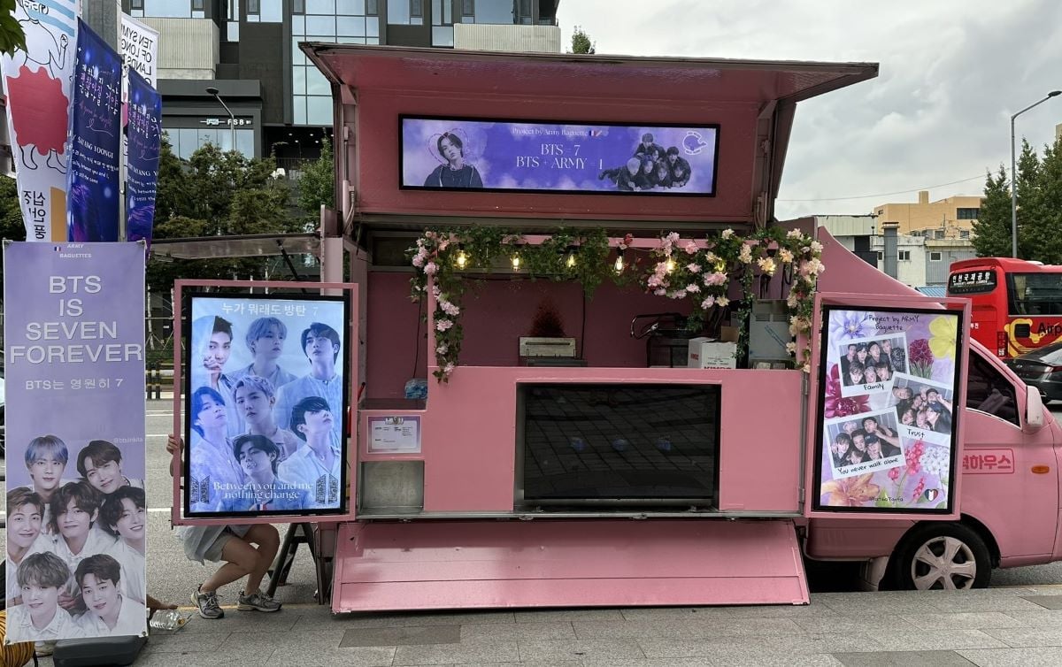 Penggemar BTS Prancis mengirim ‘truk dukungan’ kue kering ke kantor pusat HYBE Penggemar BTS Prancis mengirim ‘truk dukungan’ kue kering ke kantor pusat HYBE