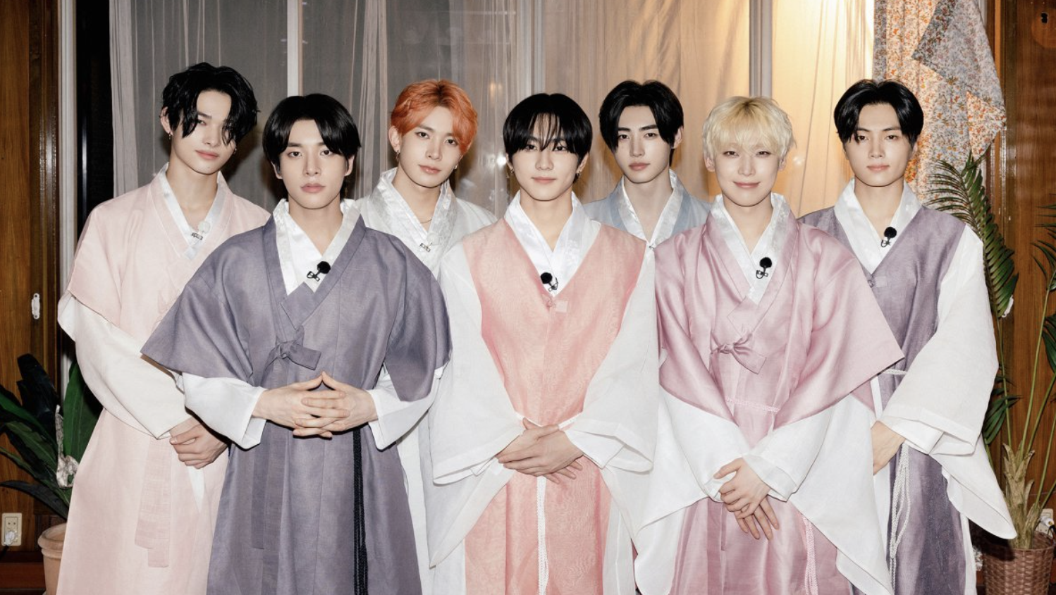 ENHYPEN mengirimkan ucapan selamat Chuseok dengan pakaian tradisional hanbok ENHYPEN mengirimkan ucapan selamat Chuseok dengan pakaian tradisional hanbok