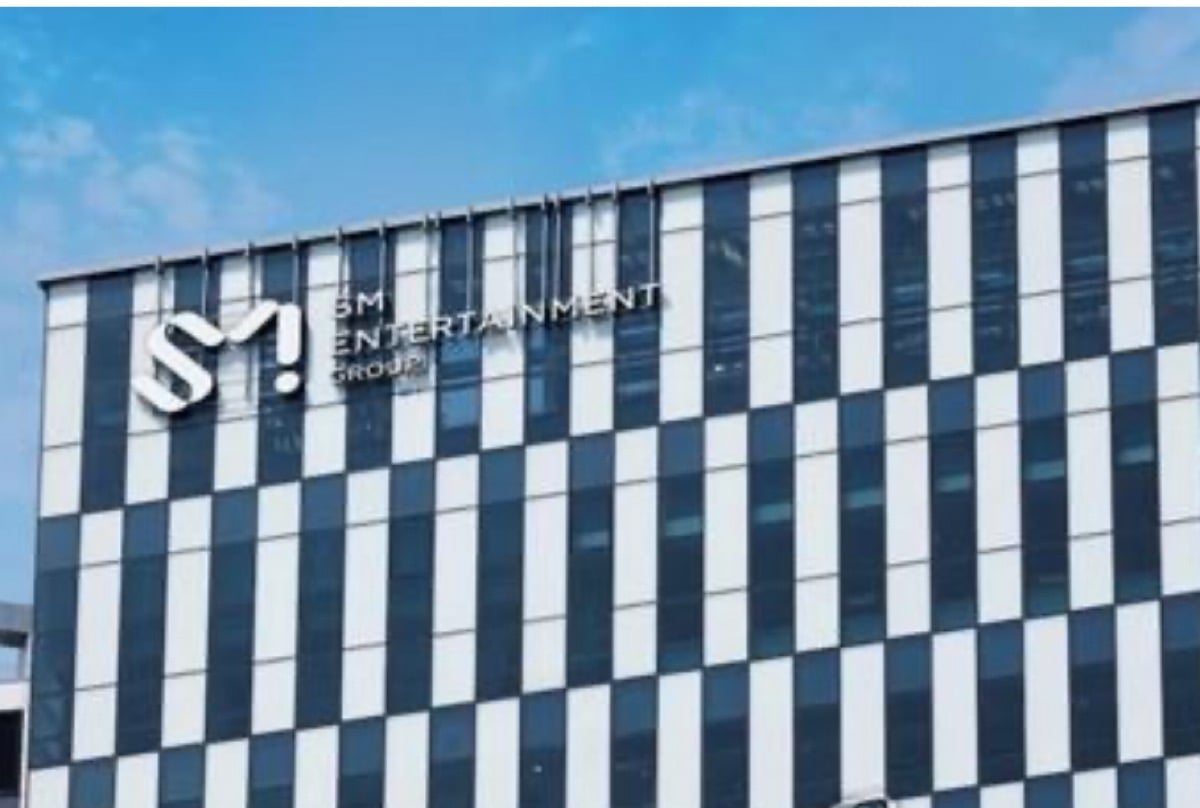 SM Entertainment berjuang dengan penurunan saham dan tantangan internal di tengah masalah manajemen SM Entertainment berjuang dengan penurunan saham dan tantangan internal di tengah masalah manajemen