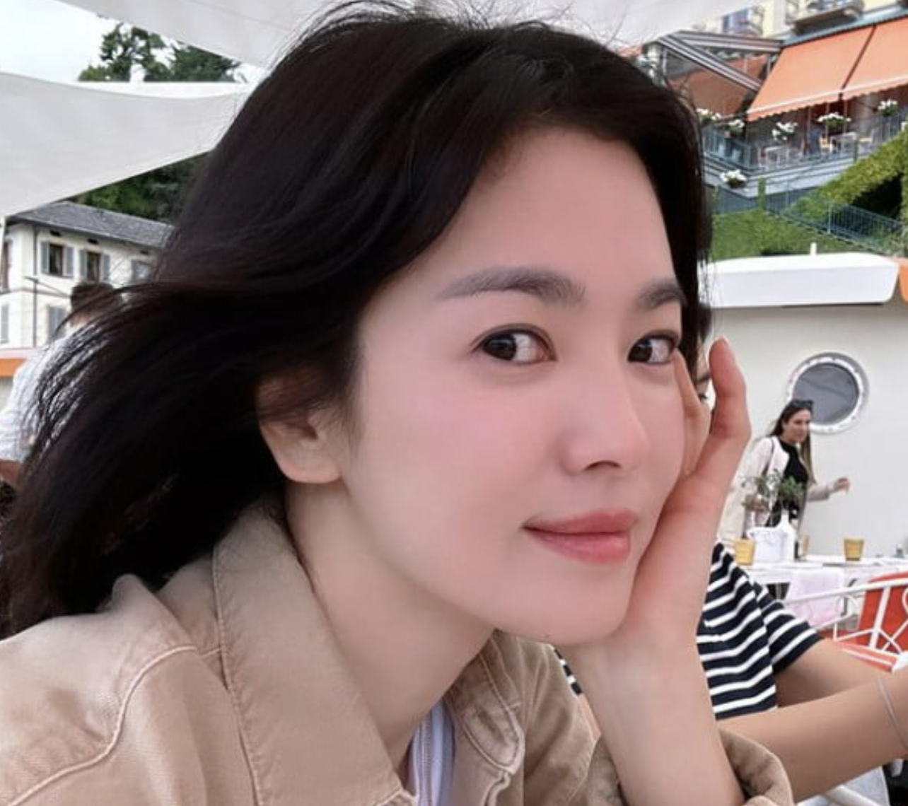 Aktris Song Hye Kyo berbagi kehidupan sehari-hari yang santai Aktris Song Hye Kyo berbagi kehidupan sehari-hari yang santai
