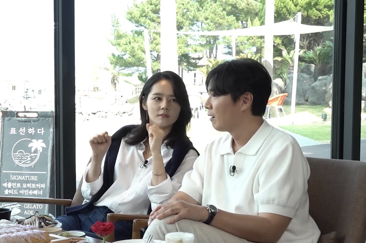 Han Ga In dan Yeon Jung Hoon memikat penggemar dengan candaan lucu mereka di YouTube Han Ga In dan Yeon Jung Hoon memikat penggemar dengan candaan lucu mereka di YouTube