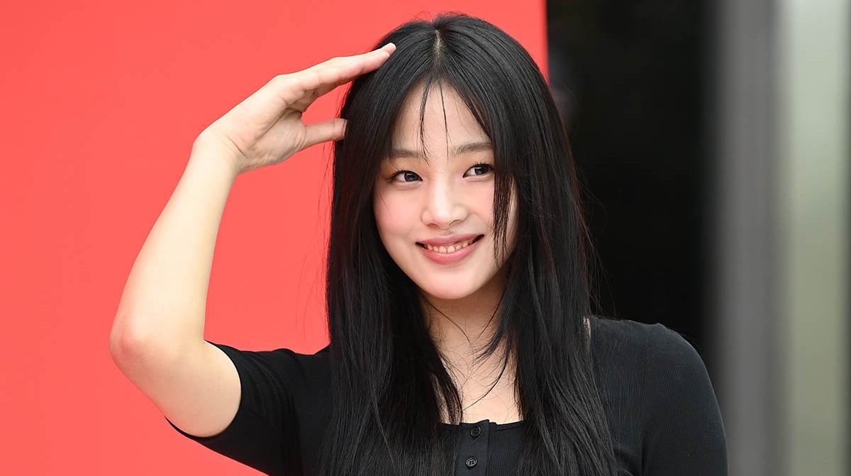 Minji dari NewJeans memancing rasa penasaran dengan pesan misterius menyusul permintaan berani grup tersebut Minji dari NewJeans memancing rasa penasaran dengan pesan misterius menyusul permintaan berani grup tersebut
