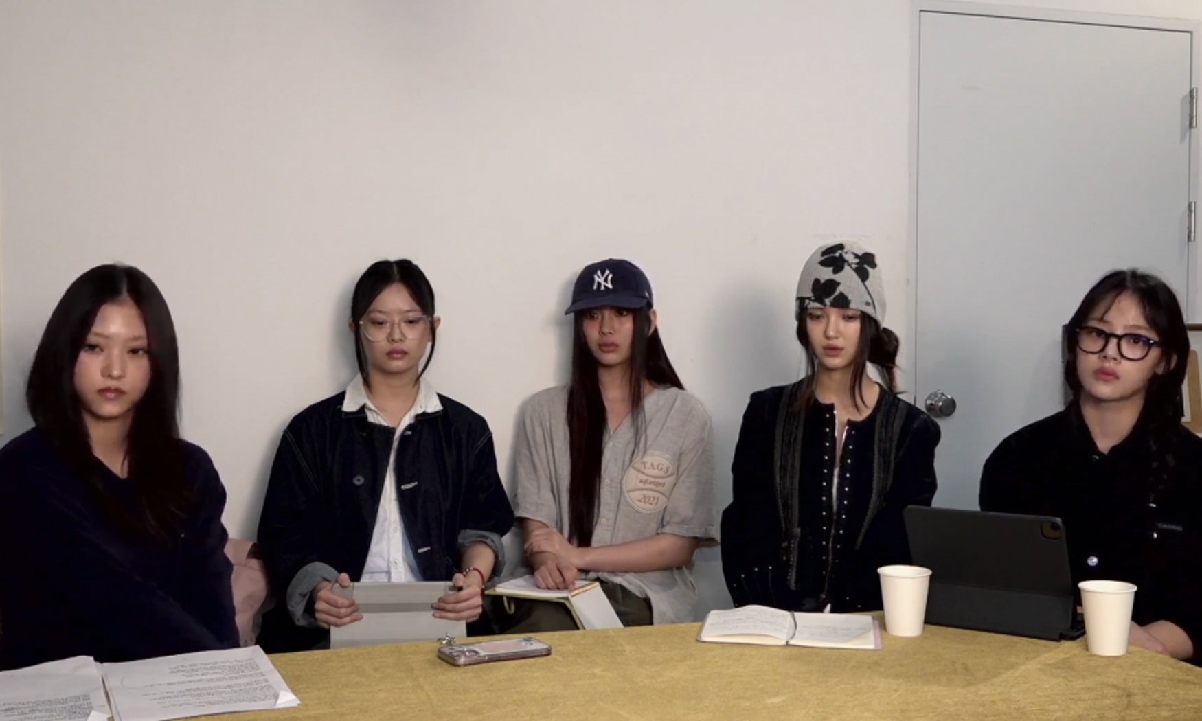 Fan meeting NewJeans di Korea dihentikan, produksi album mendatang dihentikan