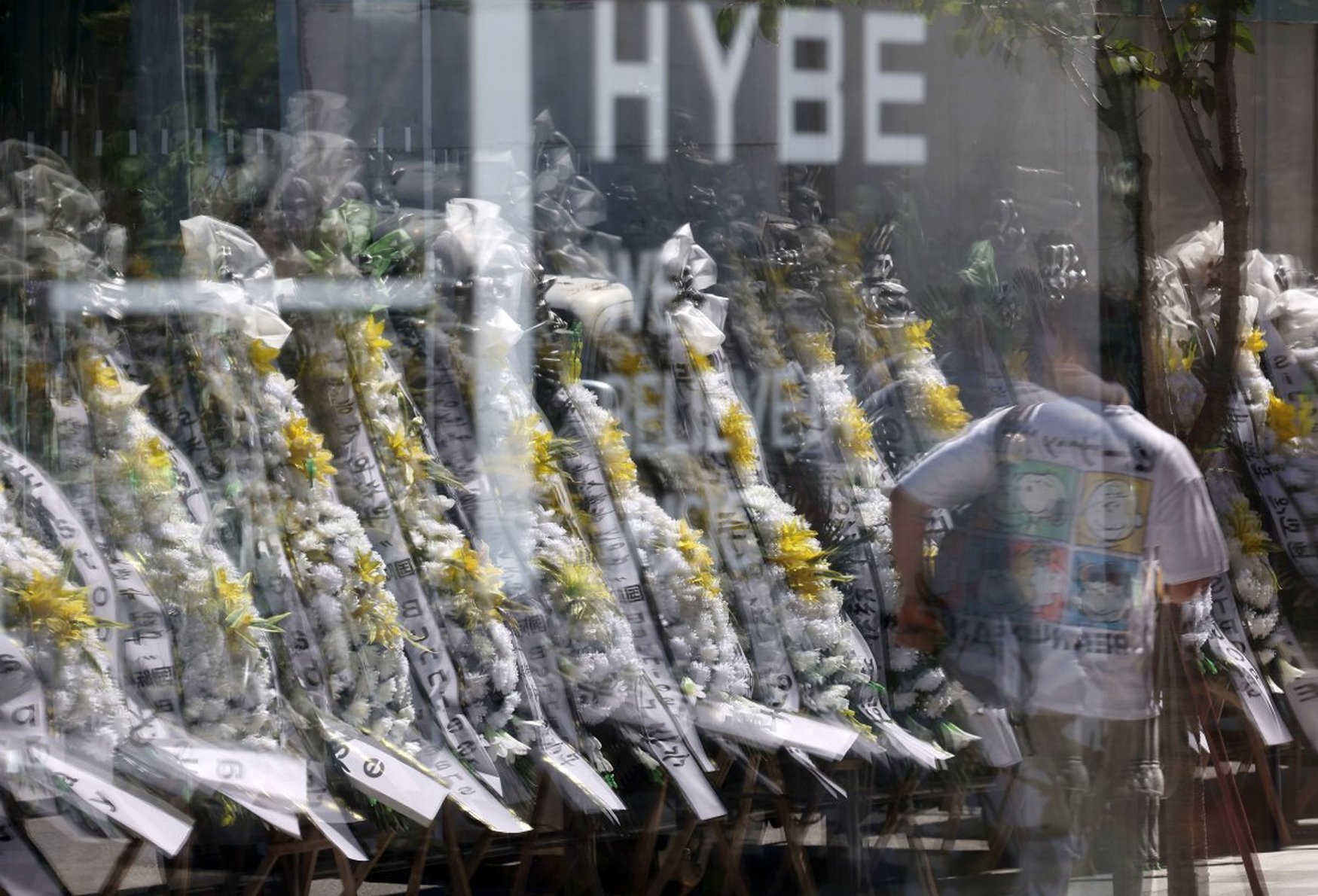 Penggemar NewJeans mengirimkan karangan bunga pemakaman di depan gedung perusahaan HYBE Penggemar NewJeans mengirimkan karangan bunga pemakaman di depan gedung perusahaan HYBE