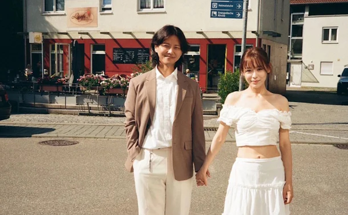Penyanyi Kim Hyun Sung mengungkapkan dia menikah dengan mantan anggota Badkiz Monika 2 tahun lalu
