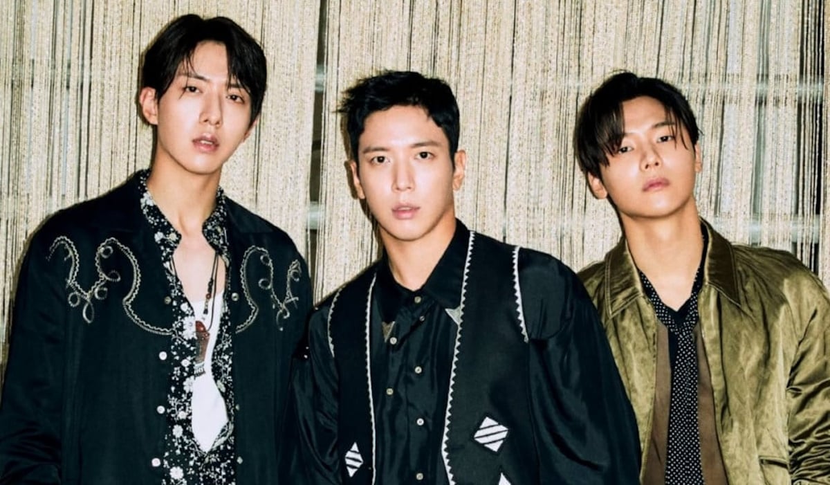 CNBLUE menghentikan pertunjukan untuk membantu penggemarnya yang pingsan CNBLUE menghentikan pertunjukan untuk membantu penggemarnya yang pingsan