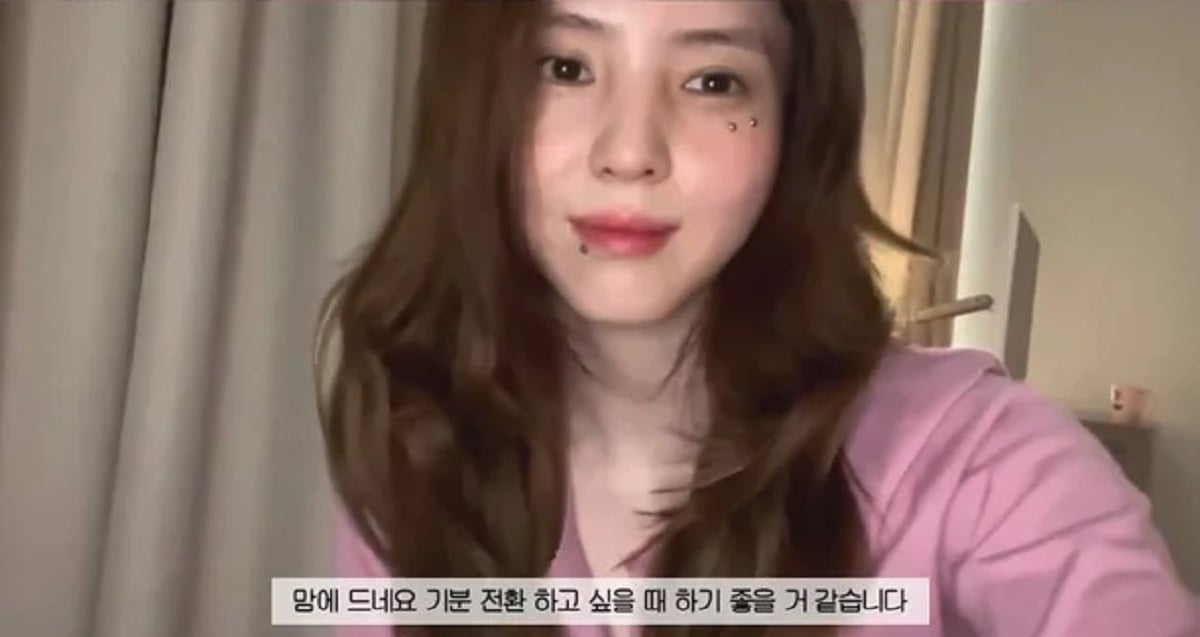 Han So Hee mengaku menyesal melakukan tindik wajah Han So Hee mengaku menyesal melakukan tindik wajah