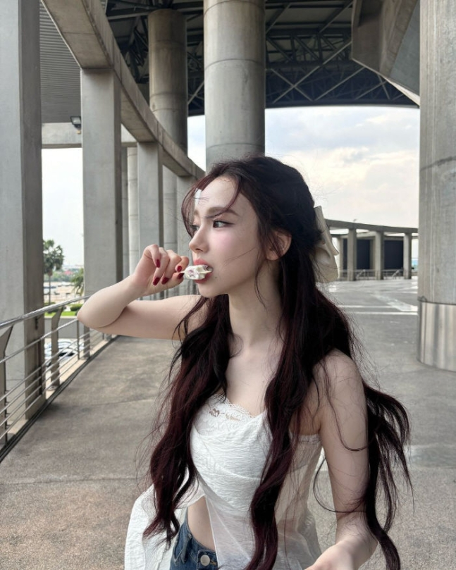 Karina aespa memukau penggemar dengan kecantikan bak boneka di postingan media sosial terbarunya 3 1727722480 image