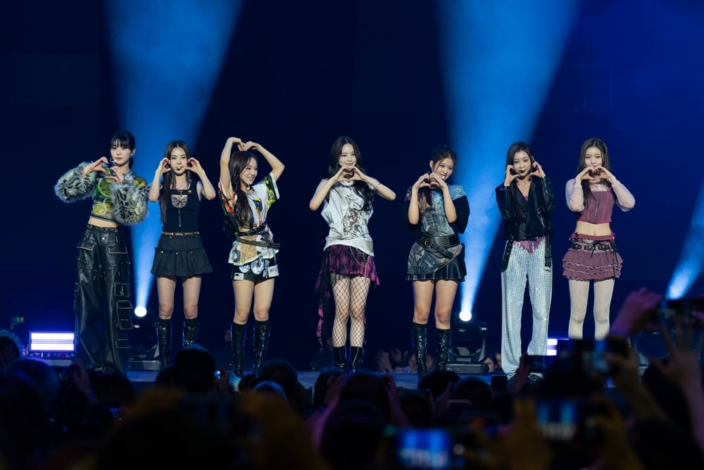 izna memikat penggemar K-Pop dengan penampilan pertama yang menarik di Eropa