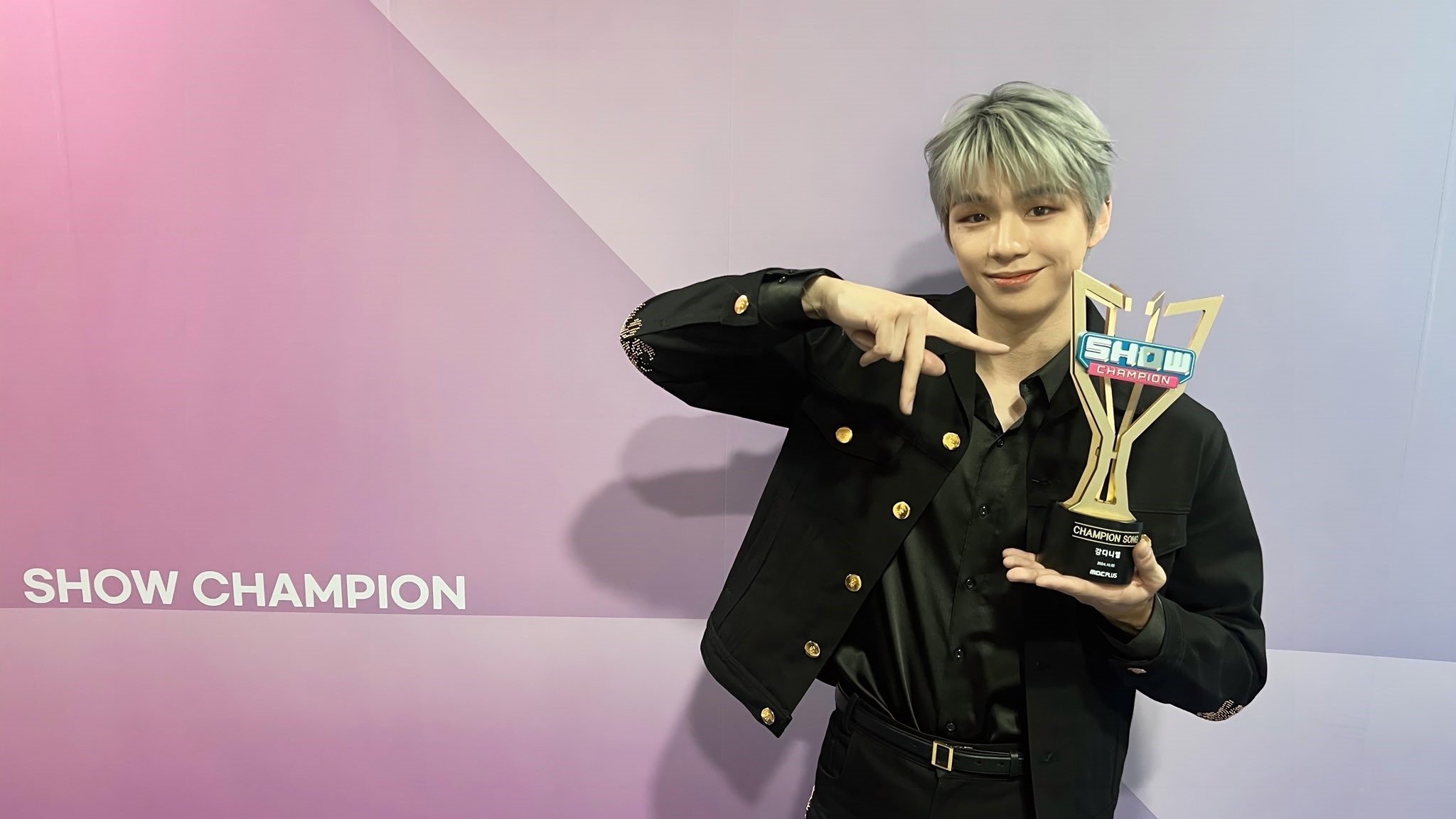 Kang Daniel membawa pulang kemenangan acara musik pertamanya untuk 'Electric Shock' di 'Show Champion' Kang Daniel membawa pulang kemenangan acara musik pertamanya untuk 'Electric Shock' di 'Show Champion'