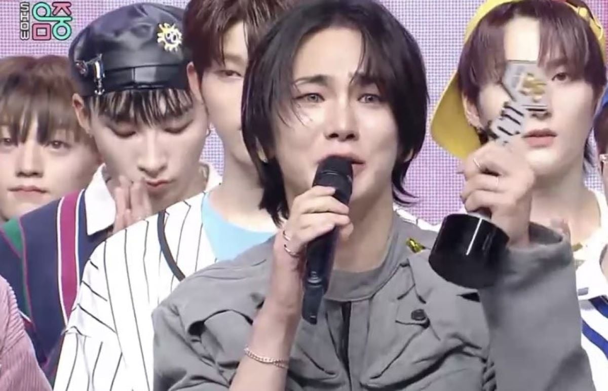 KEY SHINee menitikkan air mata setelah mendapatkan kemenangan acara musik pertamanya dengan 'Pleasure Shop' KEY SHINee menitikkan air mata setelah mendapatkan kemenangan acara musik pertamanya dengan 'Pleasure Shop'