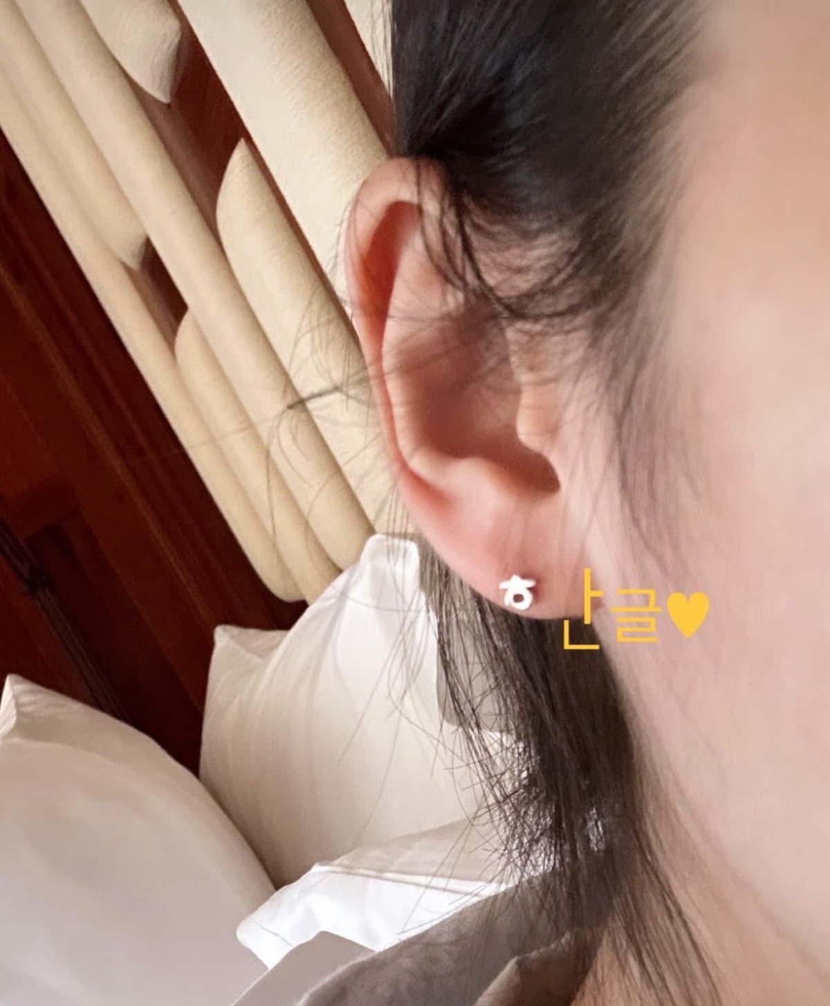 IU dengan cerdik menandai Hari Hangul dengan penghormatan yang halus namun menggemaskan IU dengan cerdik menandai Hari Hangul dengan penghormatan yang halus namun menggemaskan