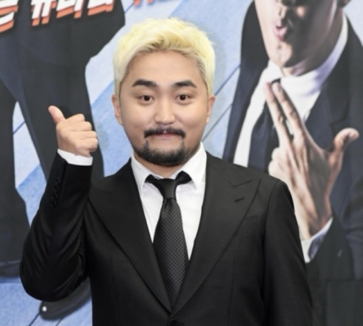 Yoo Byung Jae mendonasikan 10 juta won (sekitar 7.500 USD) untuk mendukung produk sanitasi bagi generasi muda yang kurang beruntung Yoo Byung Jae mendonasikan 10 juta won (sekitar 7.500 USD) untuk mendukung produk sanitasi bagi generasi muda yang kurang beruntung