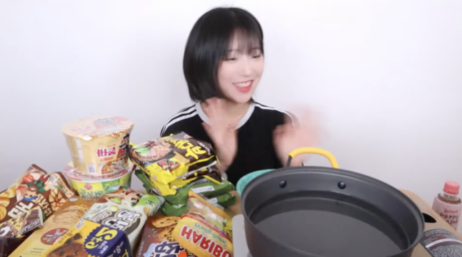 Tzuyang kembali ke mukbang setelah istirahat 3 bulan Tzuyang kembali ke mukbang setelah istirahat 3 bulan