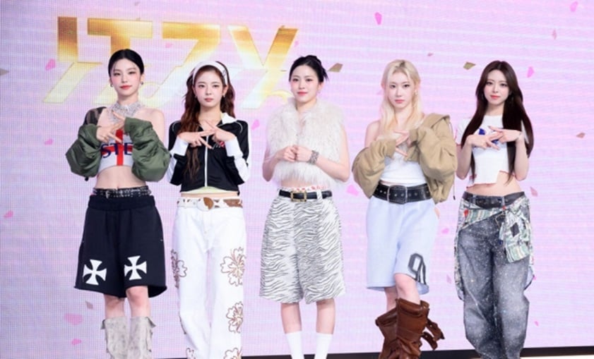 ITZY kembali dengan mini album baru yang gemerlap 'GOLD'