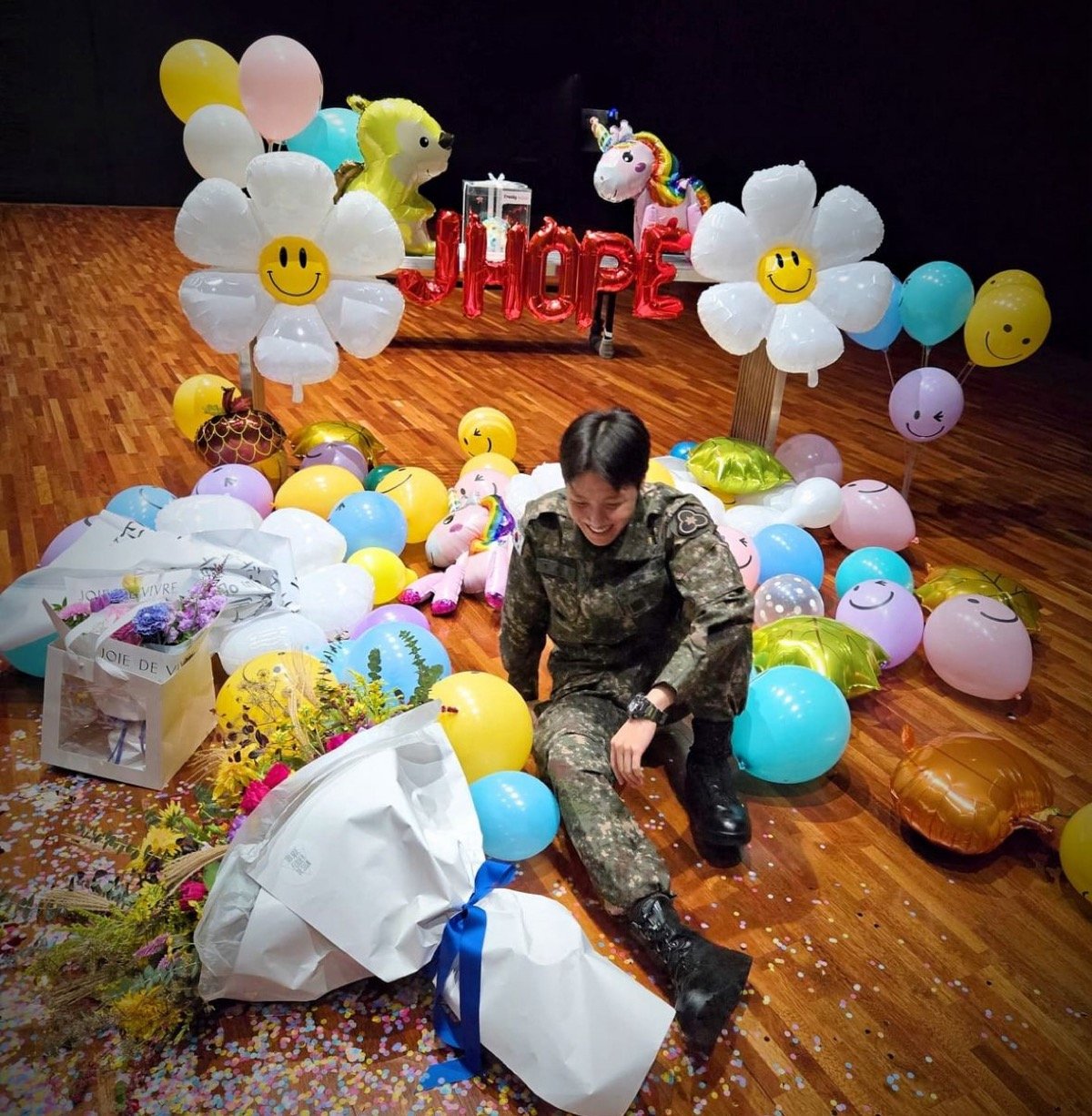 J-Hope BTS menyelesaikan wajib militer dan merayakannya dengan pesta pelepasan kejutan J-Hope BTS menyelesaikan wajib militer dan merayakannya dengan pesta pelepasan kejutan