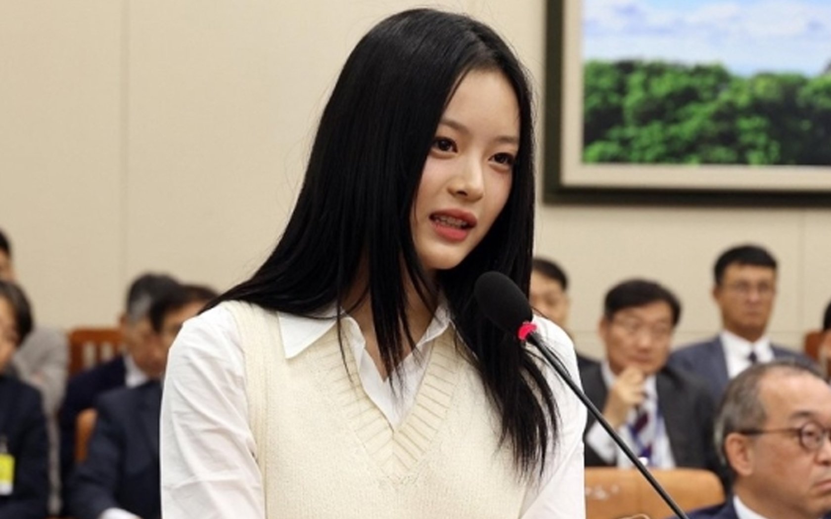 “Itu gadisku,” anggota NewJeans berbagi reaksi mereka terhadap kemunculan Hanni di sidang Majelis Nasional “Itu gadisku,” anggota NewJeans berbagi reaksi mereka terhadap kemunculan Hanni di sidang Majelis Nasional