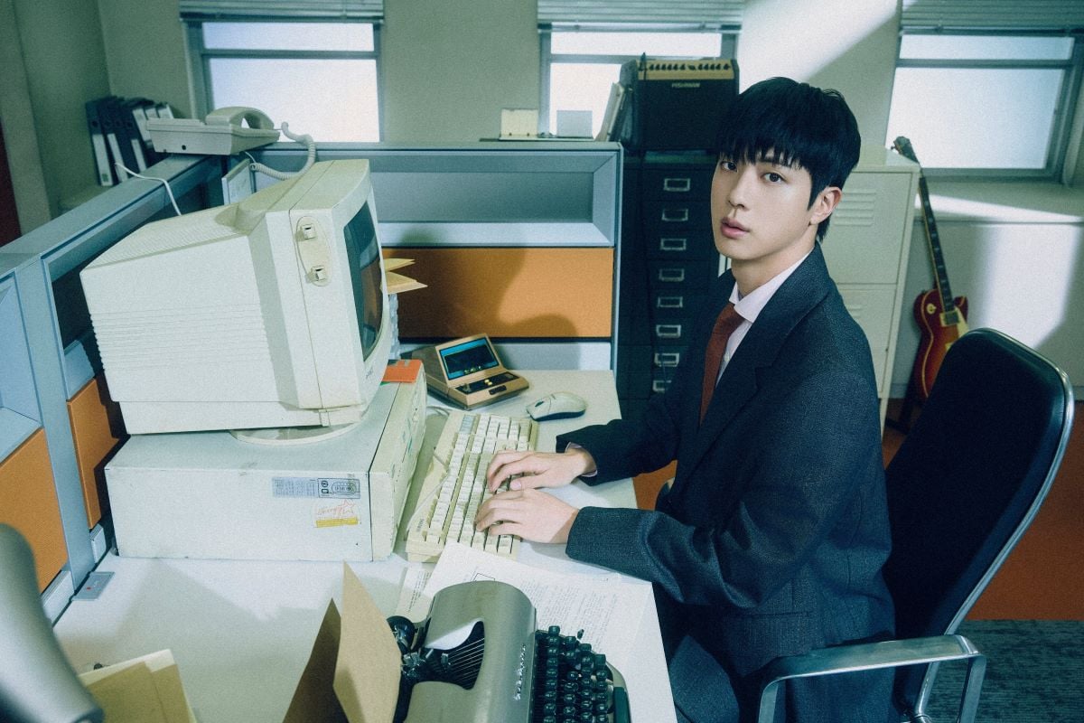 Jin BTS bekerja keras di kantor dalam teaser baru 'Happy' Jin BTS bekerja keras di kantor dalam teaser baru 'Happy'