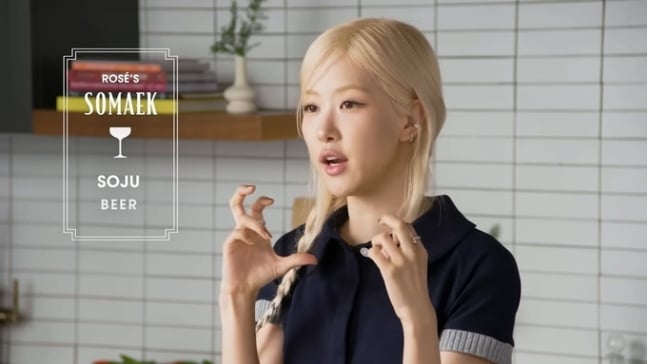 Rosé mengungkap inspirasi di balik 'APT' dan membuat masakan tradisional Korea dalam video Vogue Rosé mengungkap inspirasi di balik 'APT' dan membuat masakan tradisional Korea dalam video Vogue