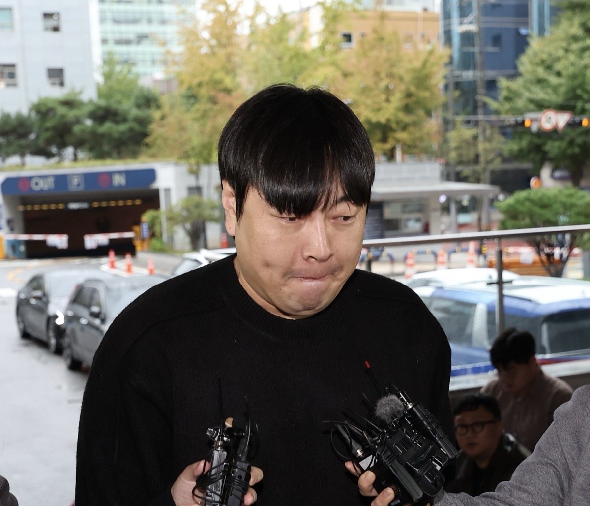Lee Jin Ho meminta maaf saat dia menghadapi pemeriksaan polisi atas tuduhan perjudian ilegal dan penipuan