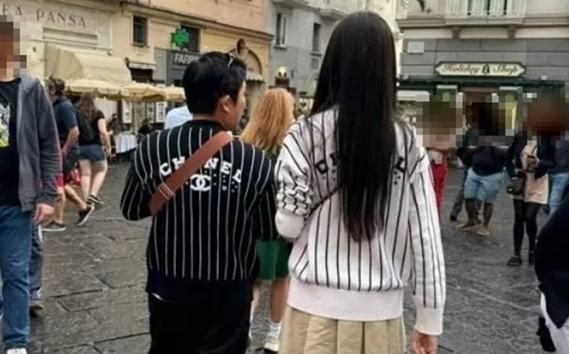 Jo Seho dan istrinya mengenakan pakaian serasi saat bulan madu Eropa