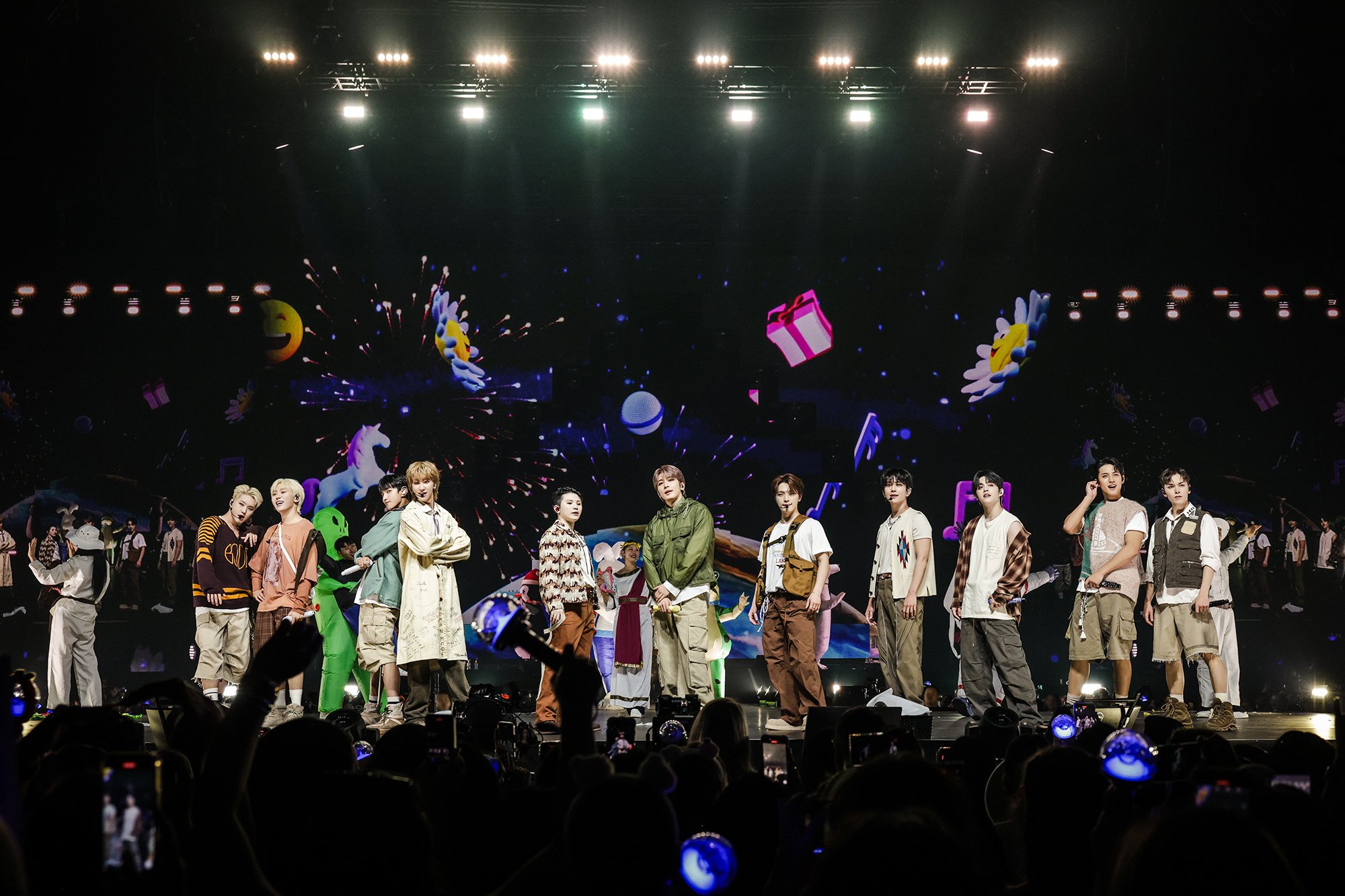 Seventeen memulai tur AS mereka yang sangat dinanti-nantikan dengan pertunjukan penghenti di Chicago Seventeen memulai tur AS mereka yang sangat dinanti-nantikan dengan pertunjukan penghenti di Chicago