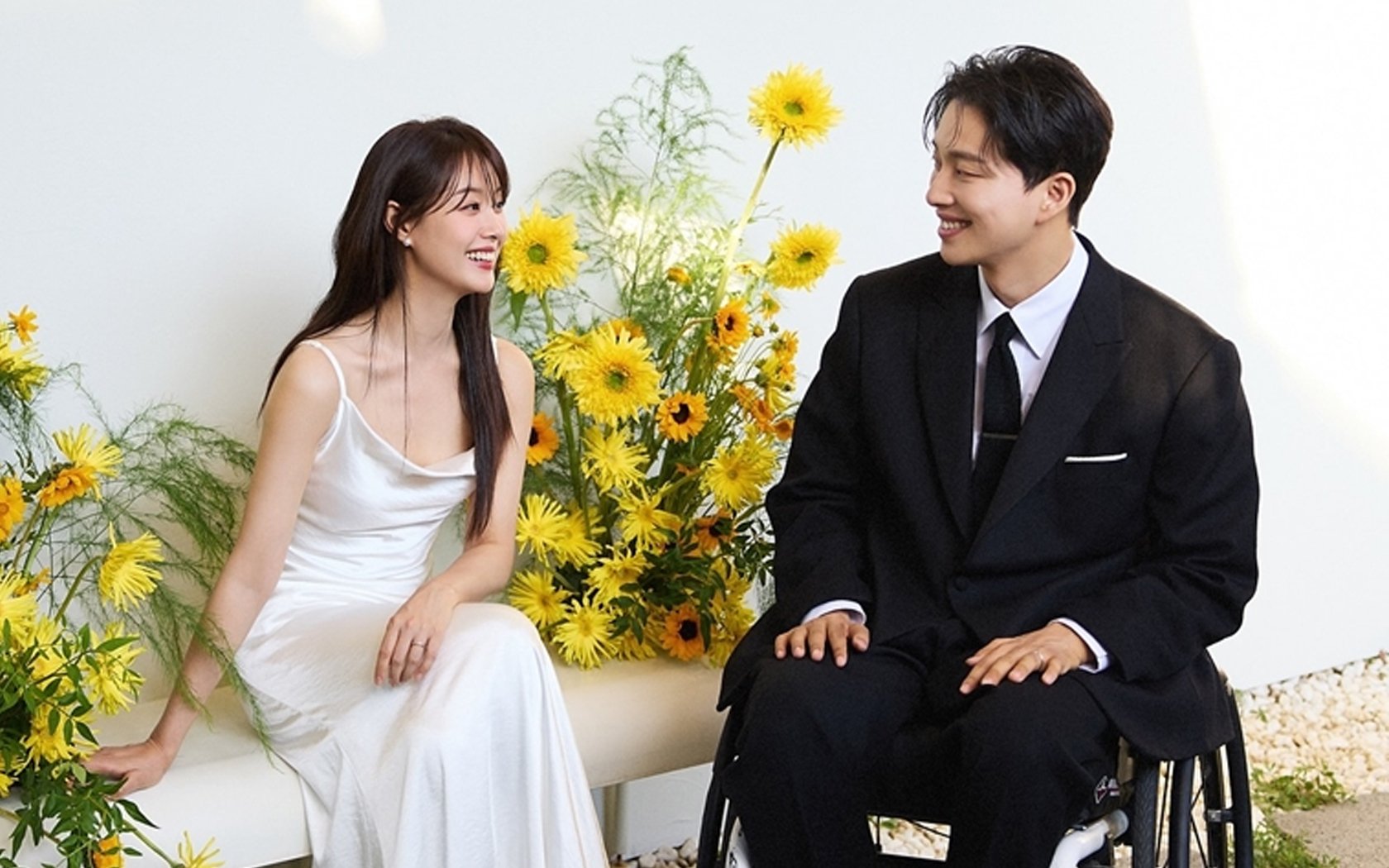 Pidato pernikahan saudara ipar Song Ji Eun menjadi sorotan setelah menggambarkan pengantin wanita lebih sebagai pembantu kesehatan. Pidato pernikahan saudara ipar Song Ji Eun menjadi sorotan setelah menggambarkan pengantin wanita lebih sebagai pembantu kesehatan.