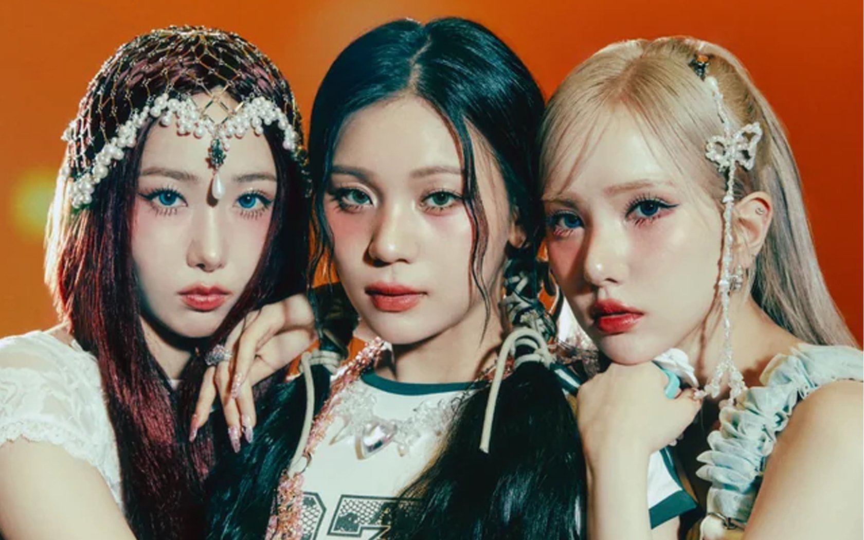 VIVIZ memancarkan aura girlish mereka dalam foto konsep baru 'VOYAGE'