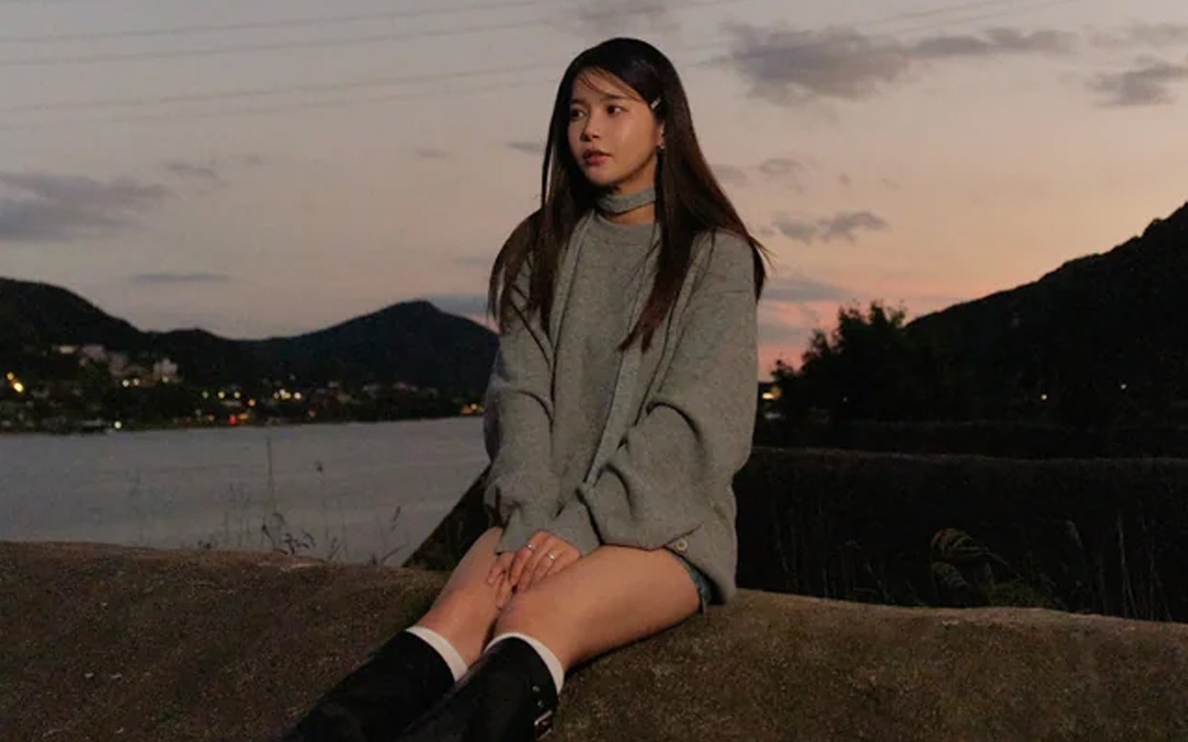 Solar MAMAMOO menikmati matahari terbenam yang tenang dalam teaser baru untuk 'First Love (Solar Gamsung Part 8)' Solar MAMAMOO menikmati matahari terbenam yang tenang dalam teaser baru untuk 'First Love (Solar Gamsung Part 8)'