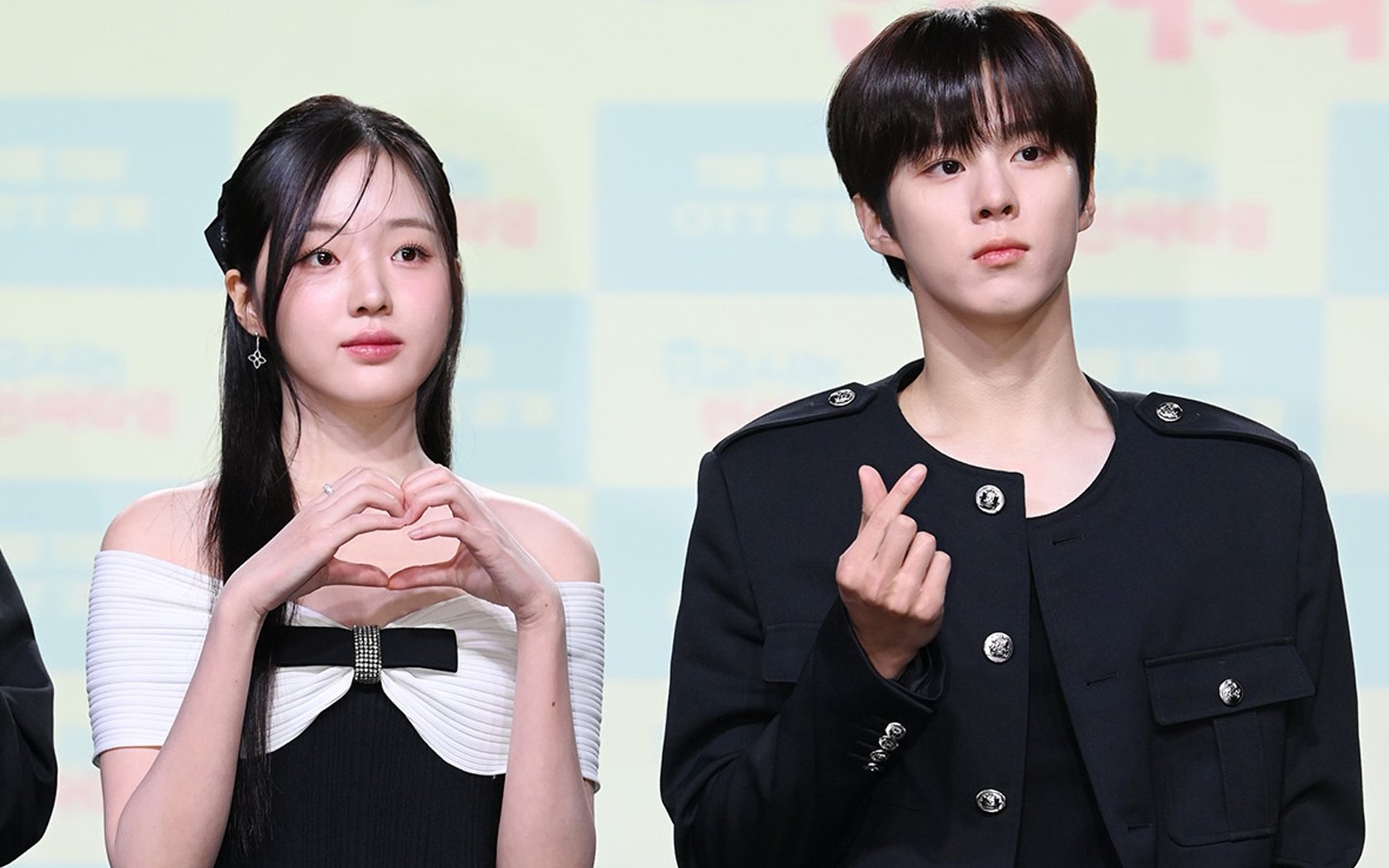 Kim Woo Seok dan Kang Na Eon tampil pertama kali di depan umum setelah hubungan mereka dikonfirmasi Kim Woo Seok dan Kang Na Eon tampil pertama kali di depan umum setelah hubungan mereka dikonfirmasi