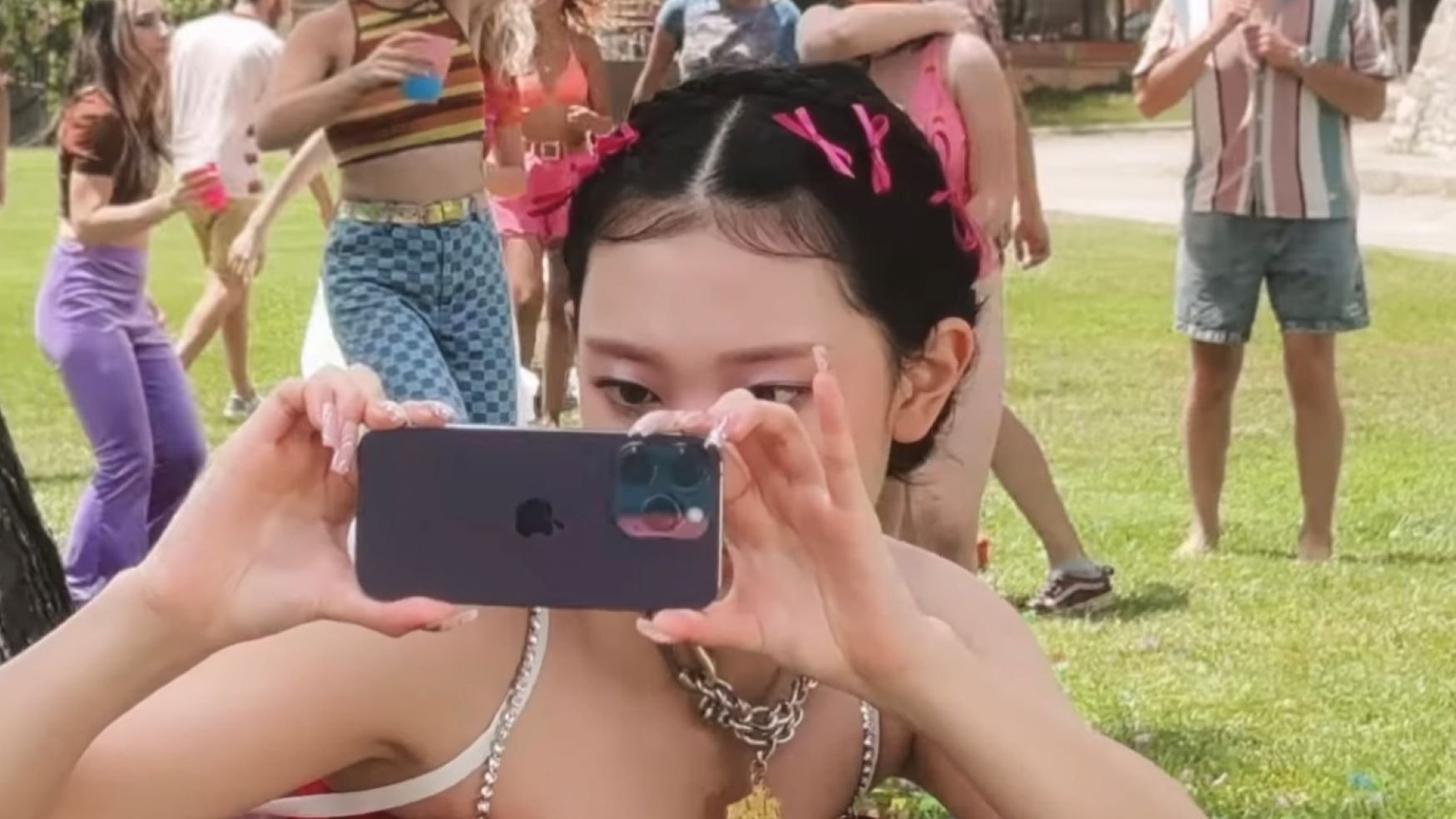 Performa iPhone NewJeans di Inkigayo menyebabkan tindakan disipliner yang berat dari KCSC