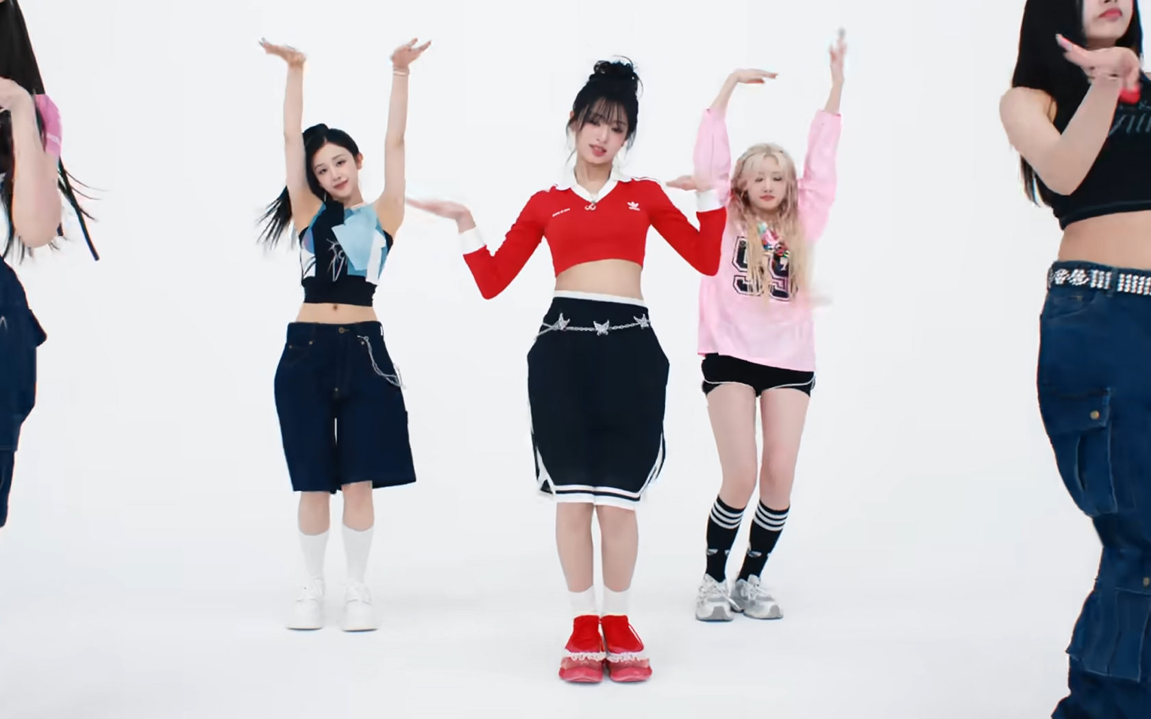 Fans mendesak Ahyeon BABYMONSTER untuk mengembalikan gaya aslinya yang berenergi tinggi Fans mendesak Ahyeon BABYMONSTER untuk mengembalikan gaya aslinya yang berenergi tinggi