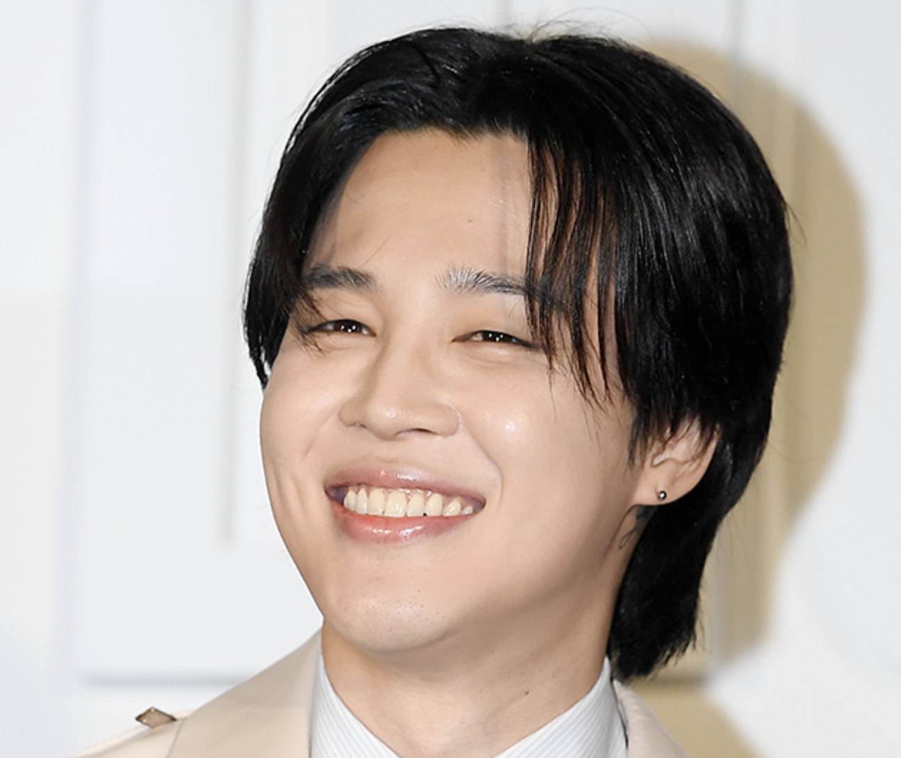 Jimin memenangkan 'K-Pop Terbaik' di acara penghargaan musik terbesar di Eropa, MTV Europe Music Awards, menampilkan pamor BTS Jimin memenangkan 'K-Pop Terbaik' di acara penghargaan musik terbesar di Eropa, MTV Europe Music Awards, menampilkan pamor BTS