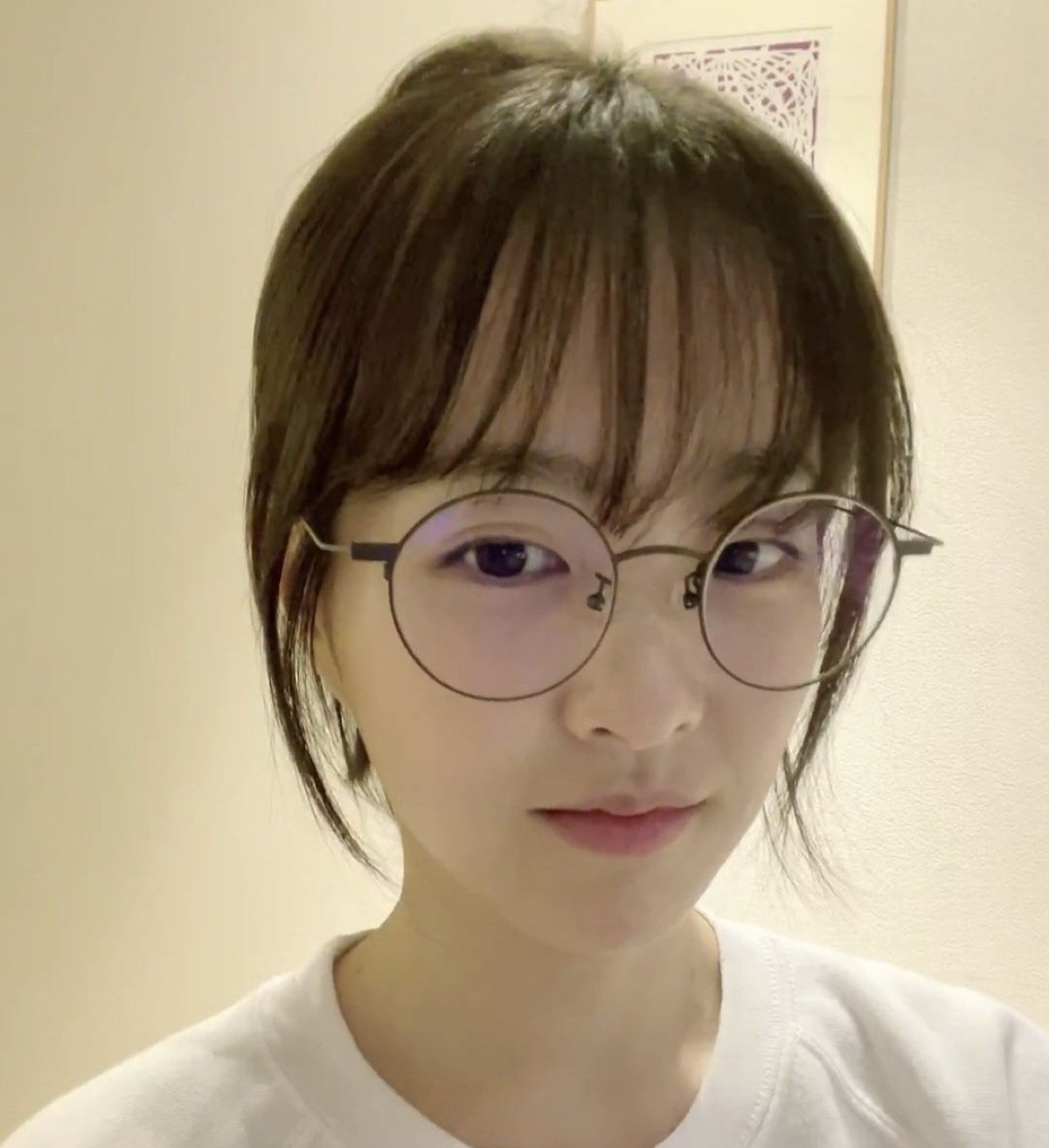 Park Bo Young meneteskan air mata mendengar surat penggemar yang menyentuh hati selama siaran langsung