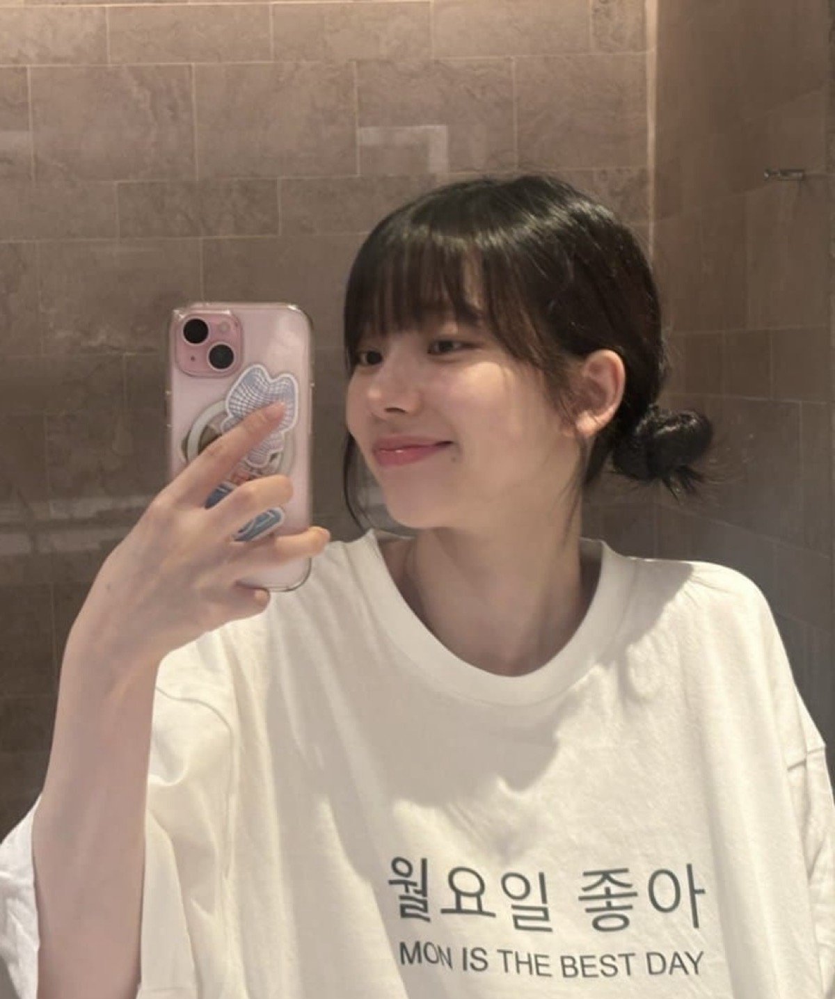 Fans bereaksi terhadap kaos 'Mon is the best day' Karina dengan komentar lucu Fans bereaksi terhadap kaos 'Mon is the best day' Karina dengan komentar lucu